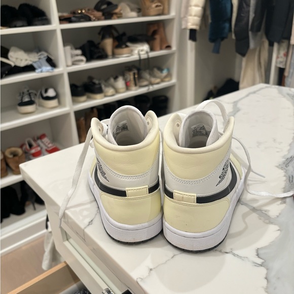Air Jordan 1 mid coconut milk - Picture 3 of 5